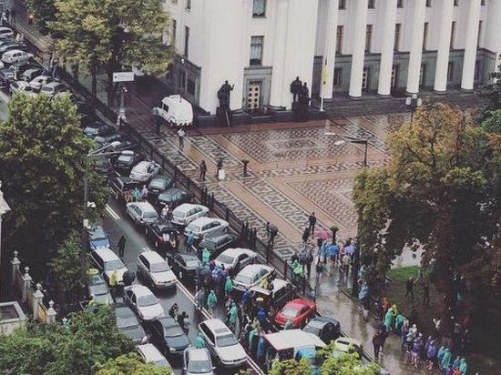 Центр Киева заблокировали владельцы авто на еврономерах