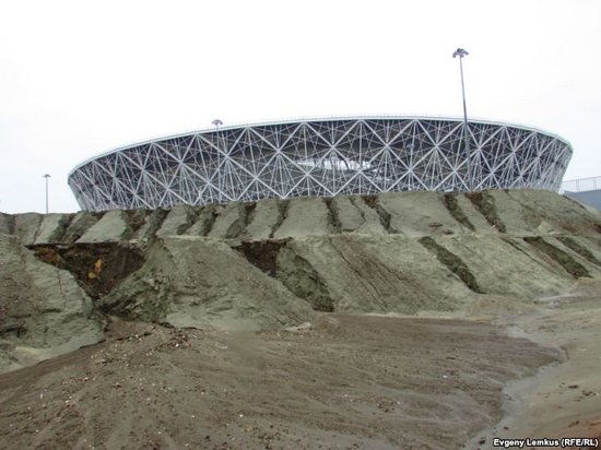 В Волгограде построенный к ЧМ-2018 стадион сполз в овраг (фото)