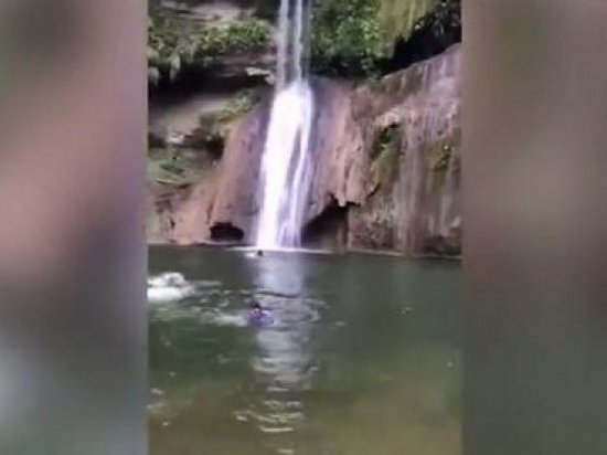 Мужчина прыгнул с водопада ради забавы и утонул