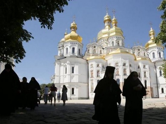 Священник пытался вывезти в РФ более миллиона гривен