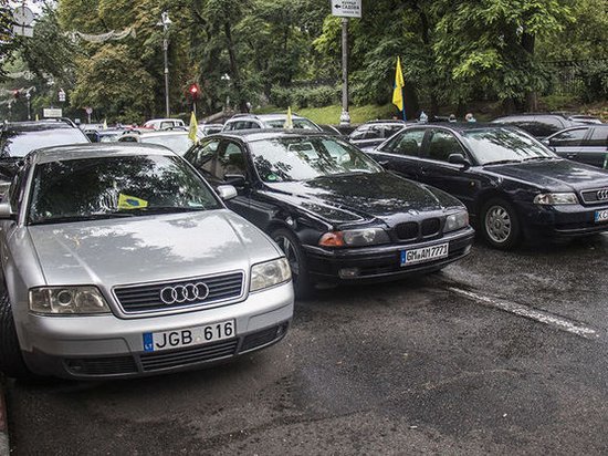 Кабмин назвал угрозы закона об автомобилях на еврономерах