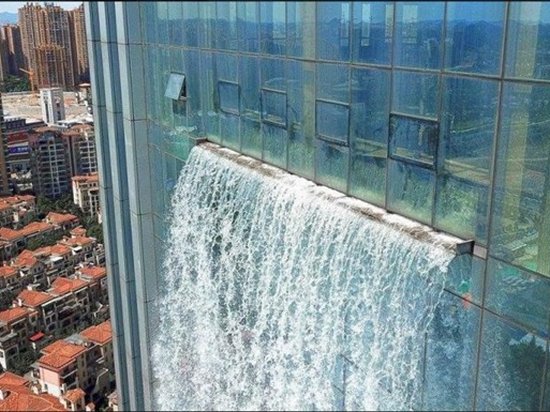 В Китае на небоскребе создали 100-метровый водопад (видео)