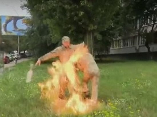 Украинский военный устроил самосожжение возле Минобороны (видео)