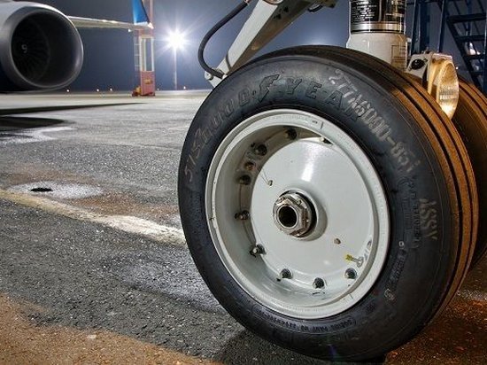 Сотни украинских туристов застряли в аэропорту Египта из-за пробитого колеса