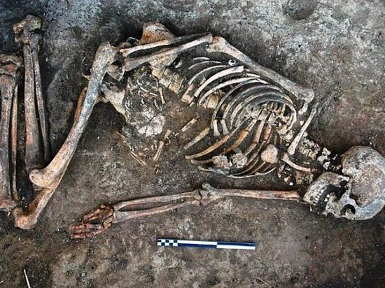 Археологи нашли в кургане около Днестра скелет со странными отметинами