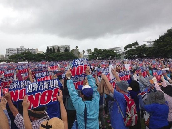 На Окинаве 70 тысяч протестовали против базы США