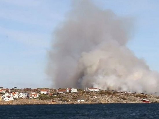 В Швеции из-за сигнальной ракеты загорелся остров, жителей эвакуировали (видео)