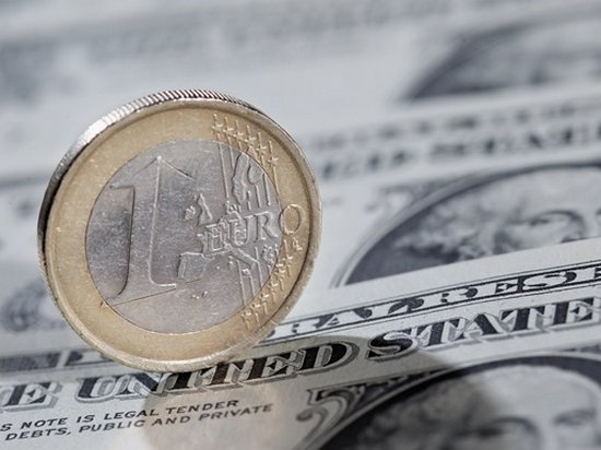 Курс евро упал до годового минимума из-за Турции