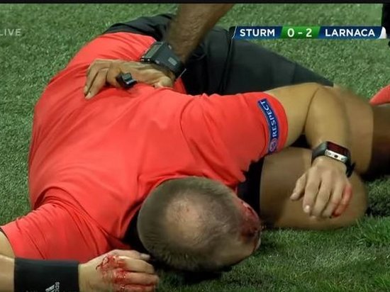 Арбитру матча Лиги Европы разбили голову бутылкой (видео)
