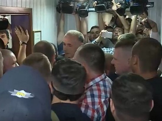 Адвокаты Януковича устроили потасовки с полицией в суде