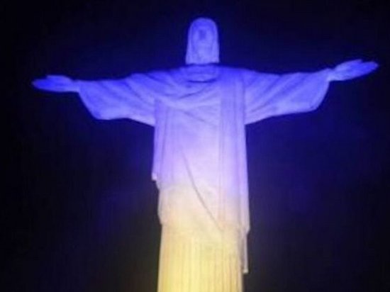 В Бразилии статую Христа-Искупителя подсветили цветами украинского флага