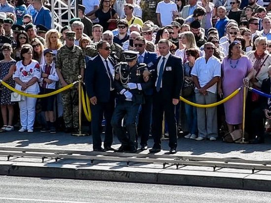На параде солдат почетного караула потерял сознание во время речи Порошенко