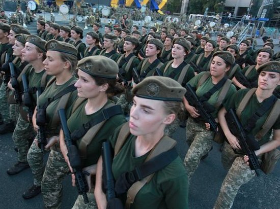 В рядах украинских ВС служат более 55 тысяч женщин — Порошенко
