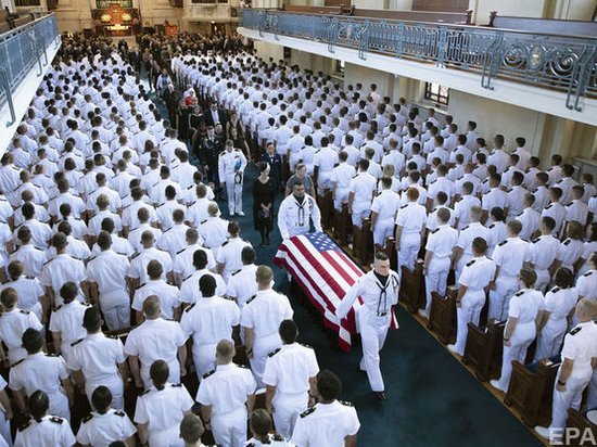 Маккейна похоронили на территории Военно-морской академии США
