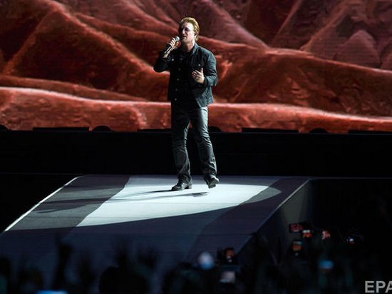 Вокалист рок-группы U2 потерял голос во время выступления (видео)