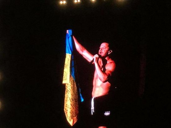 Солист Imagine Dragons поднял украинский флаг на концерте в Киеве