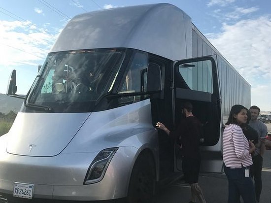 Электрический грузовик Tesla испытали на дорогах США