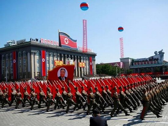 В КНДР прошел военный парад (видео)