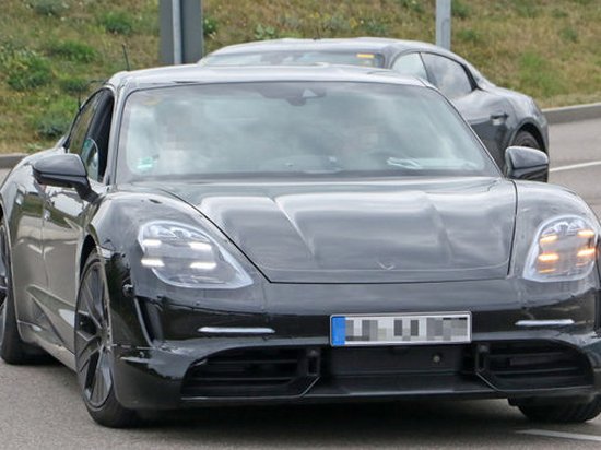 Электрокар Porsche Taycan заметили на дорогах в Германии