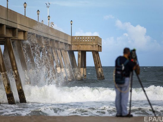 Ураган Флоренс в Атлантическом океане ослаб до второй категории