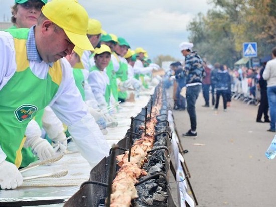В Казахстане приготовили рекордный по длине шашлык