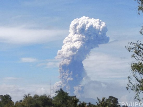 В Индонезии после землетрясения и цунами началось извержение вулкана