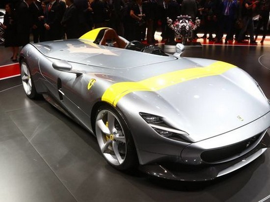 Ferrari показала в Париже два необычных спорткара