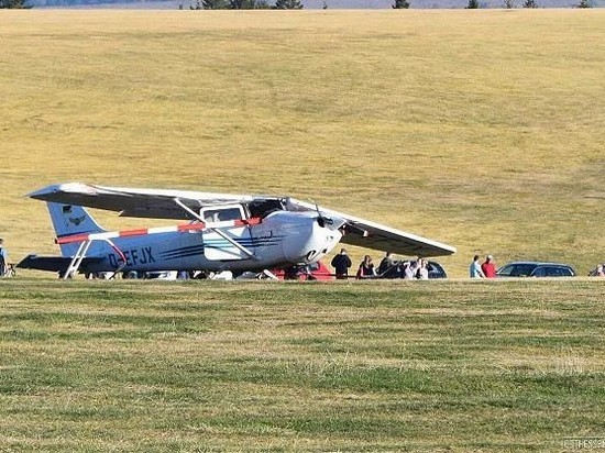 В Германии легкомоторный самолет при посадке сбил насмерть группу зрителей