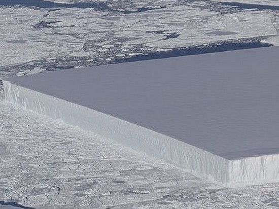 В Антарктике заметили уникальный прямоугольный айсберг
