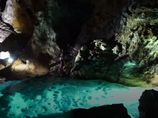 В Китае на дне карстовой воронки нашли гигантскую пещеру