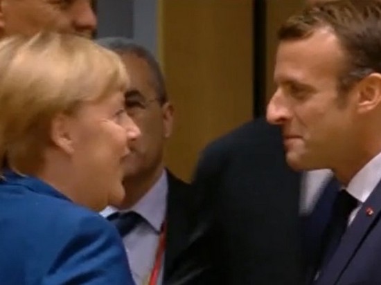 Меркель и Макрона заметили в баре Брюсселя (видео)