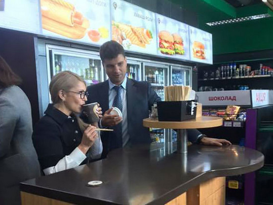 Тимошенко выпила кофе на заправке и стала героем шуток про «простого украинца»