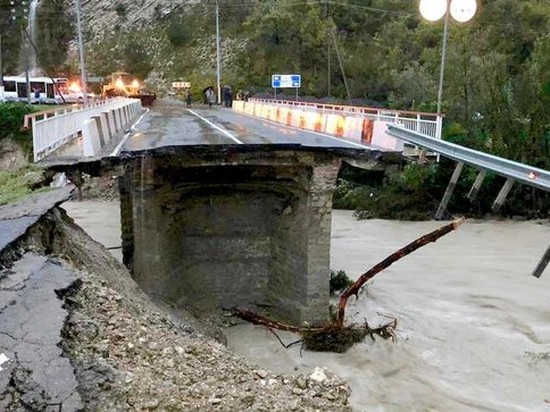 В РФ из-за обрушения моста прервано автомобильное сообщение с Сочи (видео)