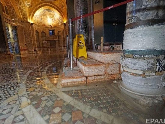 В Венеции наводнение повредило тысячелетний собор святого Марка