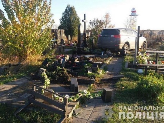 На внедорожнике по могилам. В Харькове священник разбил ряд памятников на кладбище (видео)