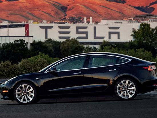 Владелец Tesla нашел хитрый способ избежать штрафов за парковку (видео)