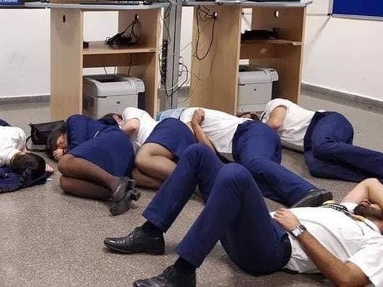 Ryanair уволила сотрудников из-за фото, где они спят на полу