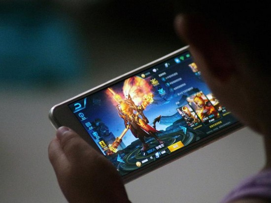 Мечта родителей. В Китае детям запретят играть в мобильные игры больше часа в день