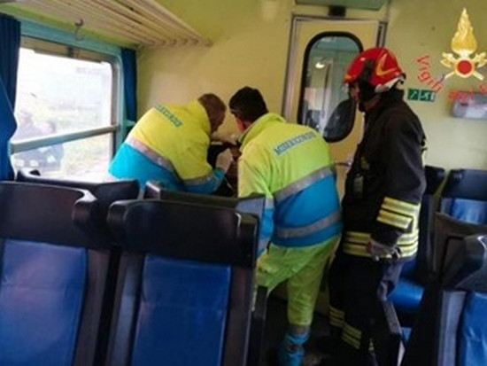 В Италии поезд въехал в торнадо, есть пострадавшие (видео)