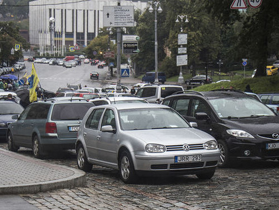 Порошенко подписал законы о новых штрафах и растаможке автомобилей на еврономерах