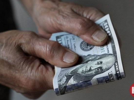 Украинские банки резко подняли курс доллара и евро