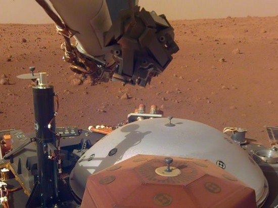 Зонд InSight сделал новые фото окрестностей Марса