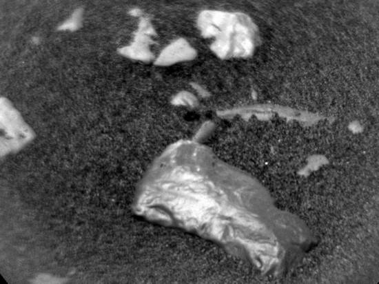 Curiosity обнаружил на Марсе необычный блестящий объект