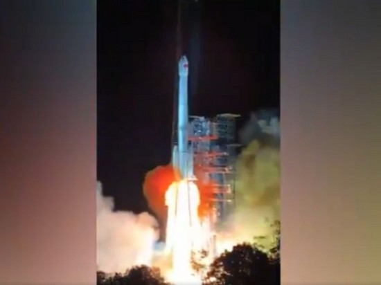 Китай запустил зонд для первой посадки на обратной стороне Луны