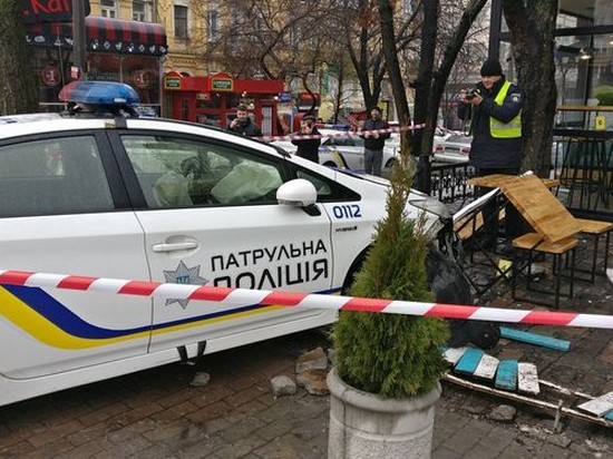 В центре Киева полицейские сбили пешехода и влетели в кафе