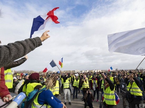 Уступок Макрона мало. «Желтые жилеты» снова вышли с протестами в Париже