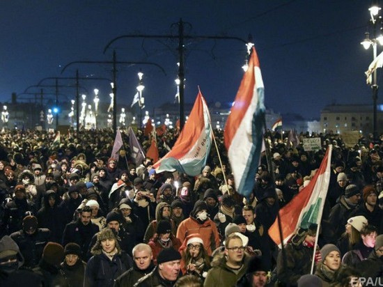 Президент Венгрии подписал «закон о рабстве», который вызвал протесты