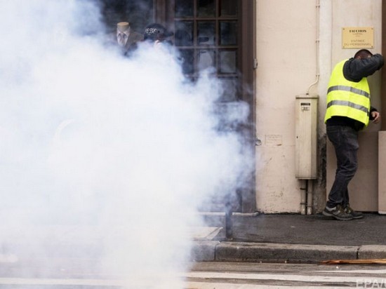 В Париже протестующие призывали к отставке Макрона