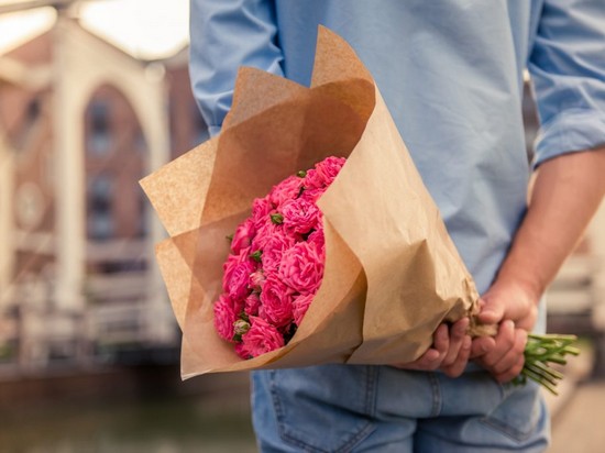 Как часто следует дарить девушкам цветы?