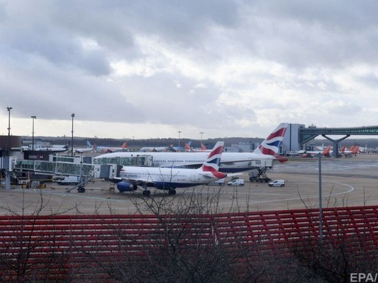 Лондонский аэропорт более суток не принимает и не отправляет рейсы из-за дронов